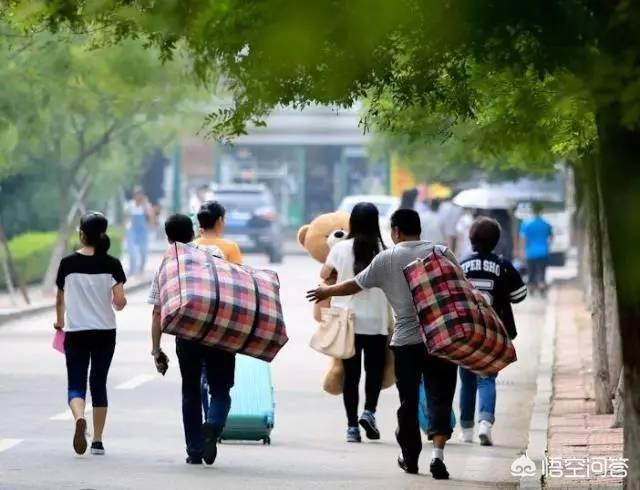 福州女大学生遭男友裸照威胁自杀离世，家属称校方曾表示无责任，有学生认为学校找过男方，是女方心理问题。你怎么看？