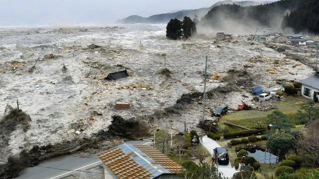 汤加火山喷发，日本捕鲸船队倾覆——这是天在看吗？（日本海底火山喷发美军沉船露出水面）