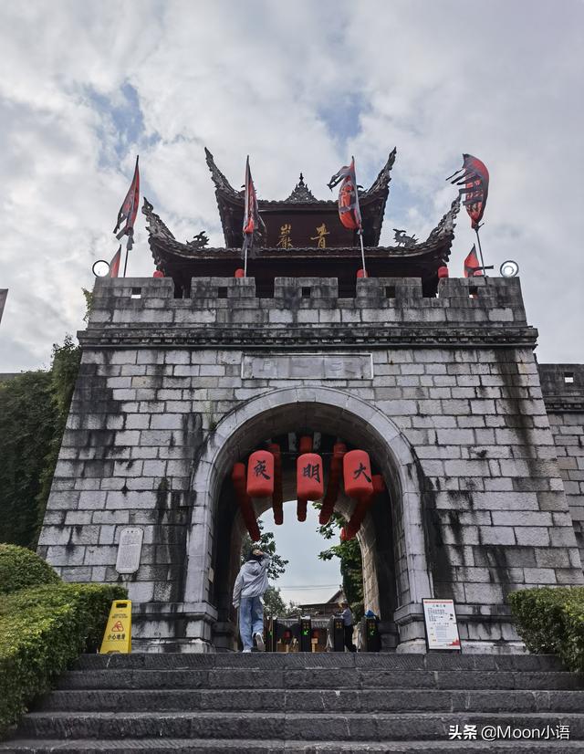 要不要带老人去旅游（老年人几岁不能去旅游）