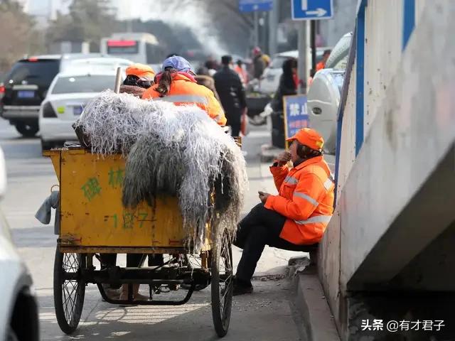 为什么网上很多晒一个月几万、几十万收入的人，可现实中我周围收入万多的就很少？